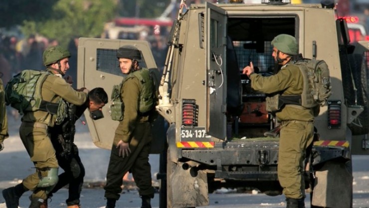 قوات الاحتلال تعتقل مواطنين من القدس أحدهما أسير محرر