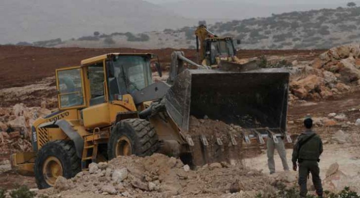 الاحتلال يغلق طرقا زراعية غرب بيت لحم 