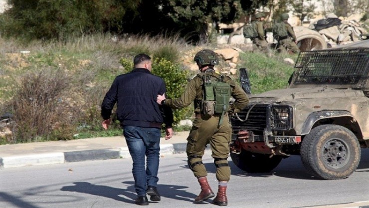 الاحتلال يعتقل مواطنين من قطنة شمال غرب القدس