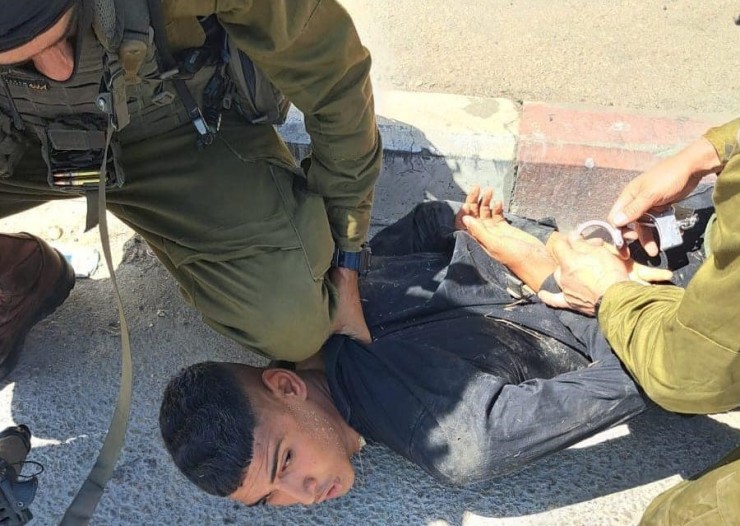 بدعوى تعرض أحد جنوده للدهس... الاحتلال يعتدي على شاب ويعتقله في بلدة حوارة 