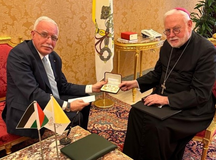 وزير الخارجية الفلسطيني يطلع وزير خارجية الكرسي الرسولي على آخر التطورات 