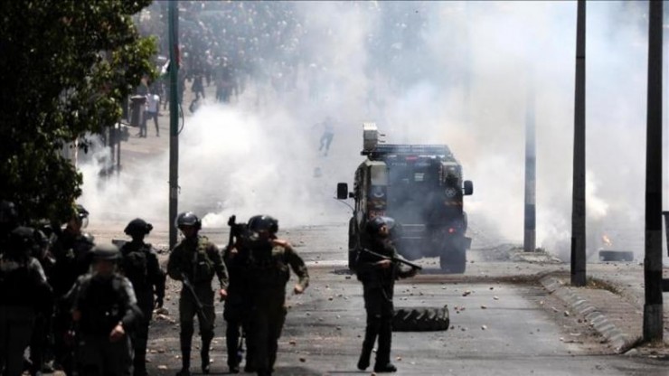 القدس: إصابات خلال مواجهات مع الاحتلال في العيزرية