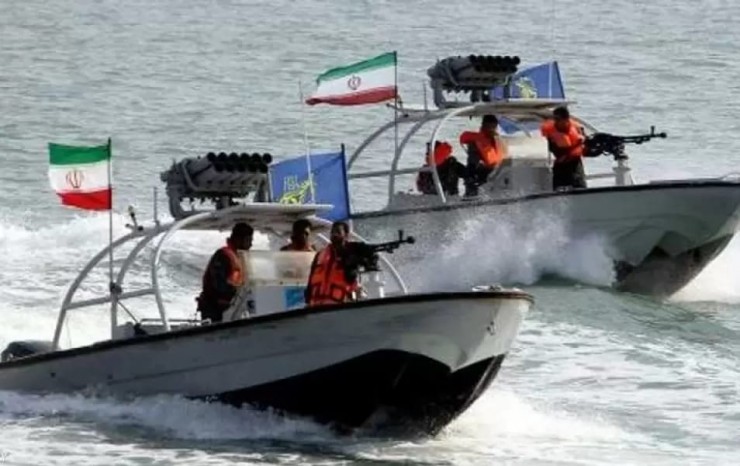 إيران تكشف عن سفن مزودة بصواريخ يصل مداها 600 كيلومتر