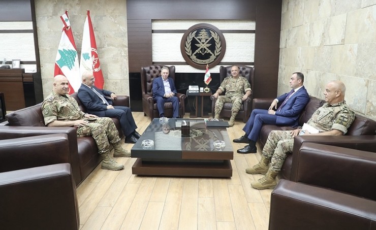 السفير دبور يبحث مع قائد الجيش اللبناني التطورات في مخيم عين الحلوة 