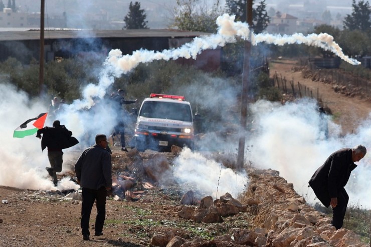 إصابات بالاختناق جراء قمع الاحتلال مسيرة بيت دجن 