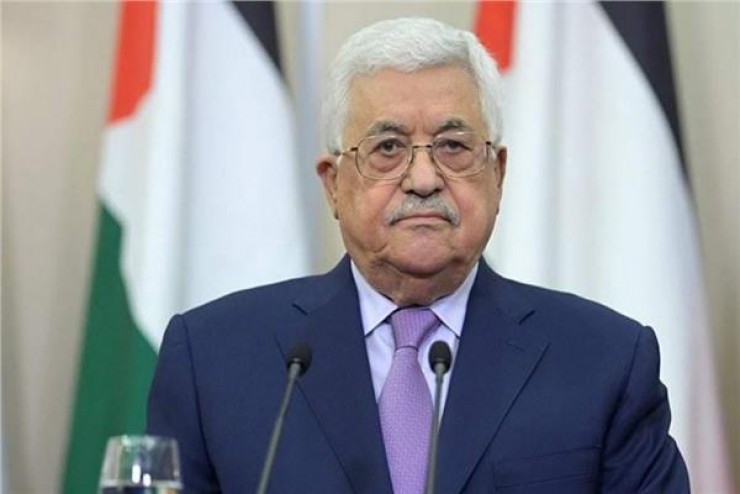 الرئيس عباس يتسلم التقرير السنوي لسلطة الأراضي 