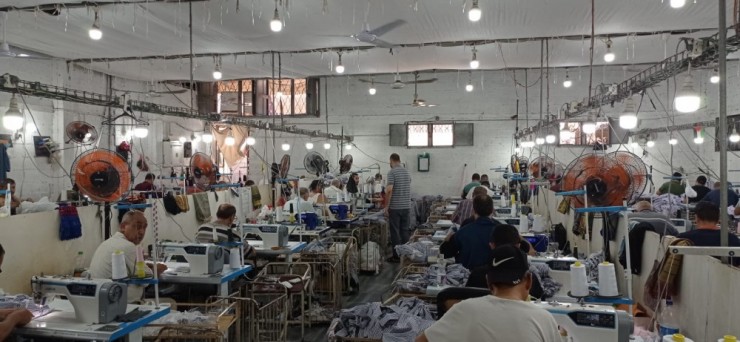 اقتصاد غزة: منعنا استيراد الزي المدرسي دعمًا للصناعة المحلية