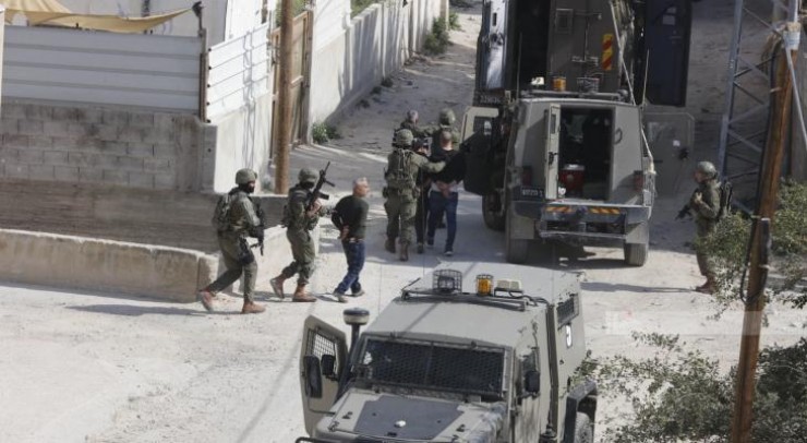 قوات إسرائيلية خاصة تقتحم مخيم عقبة جبر وتحاصر منزلا