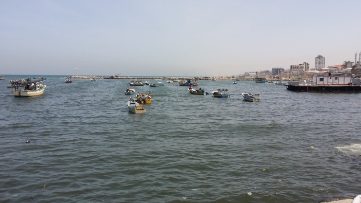 زوارق بحرية الاحتلال تهاجم الصيادين وتلحق أضرارا بمركب قبالة بحر مدينة غزة