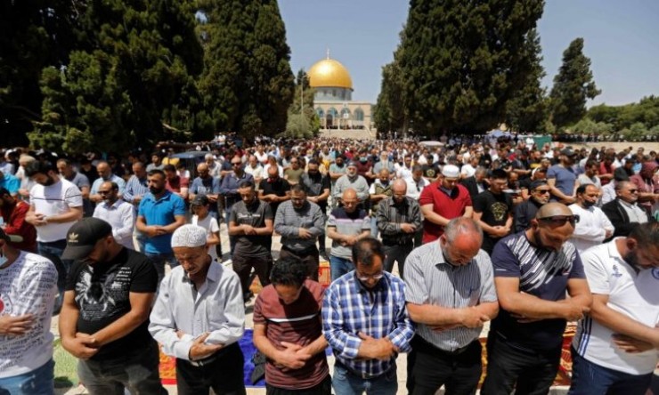 آلاف المصلين يؤدون صلاة الجمعة في المسجد الأقصى 