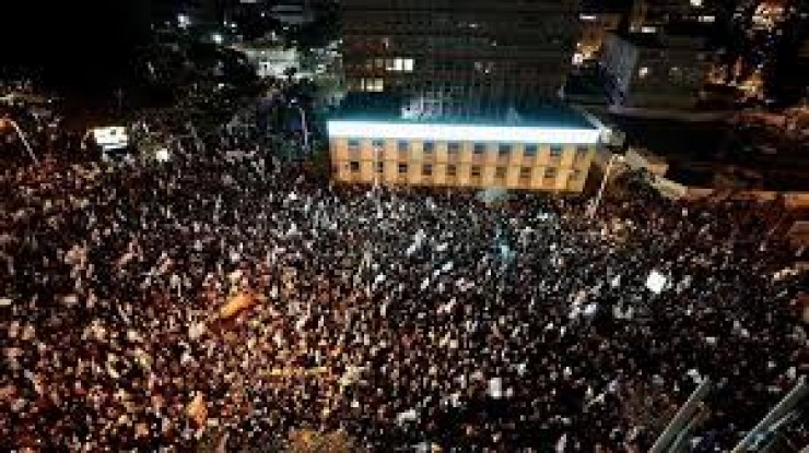 للأسبوع الـ32 على التوالي: عشرات آلاف الإسرائيليين يتظاهرون ضد حكومة نتنياهو