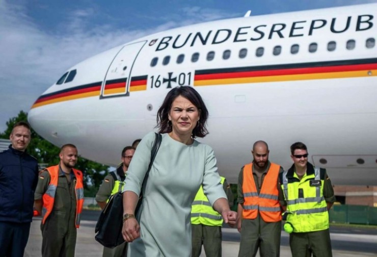 عطل فني يتسبب بهبوط طائرة وزيرة الخارجية الألمانية  