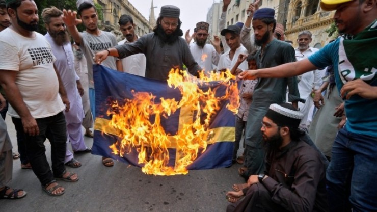 عراقي يحرق نسخة من المصحف أمام مقر البرلمان السويدي