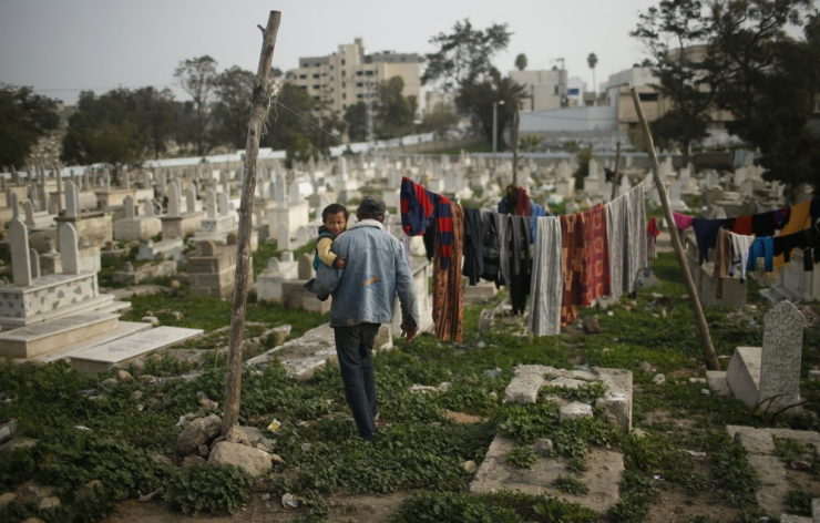 غزة.. قرار بنقل مقبرة 