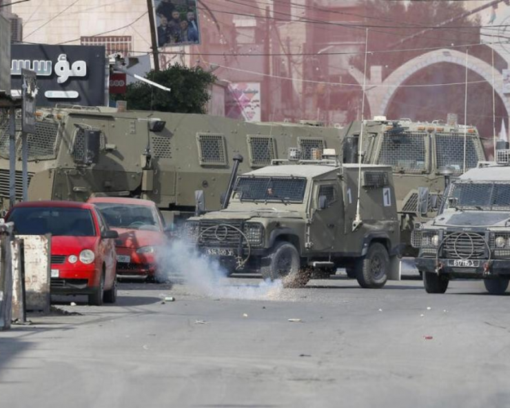 قوات الاحتلال تستهدف مركبة إثر اقتحام نابلس