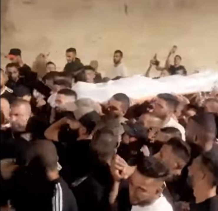 جماهير غفيرة تشيع جثمان الشهيد حمزة أبو سنينة في القدس