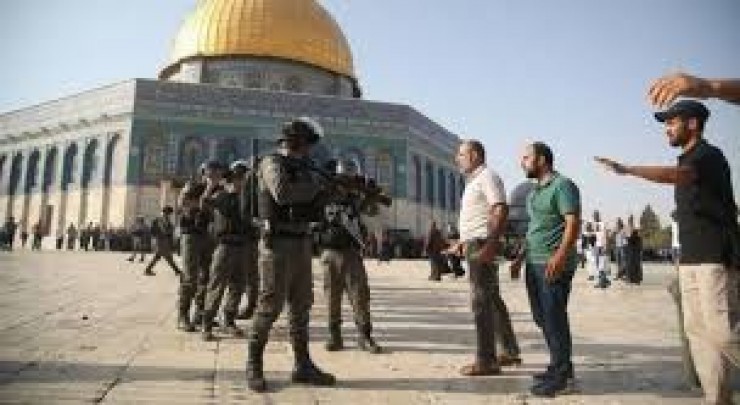 الاحتلال يبعد ثلاثة مواطنين بينهم صحفي عن المسجد الأقصى
