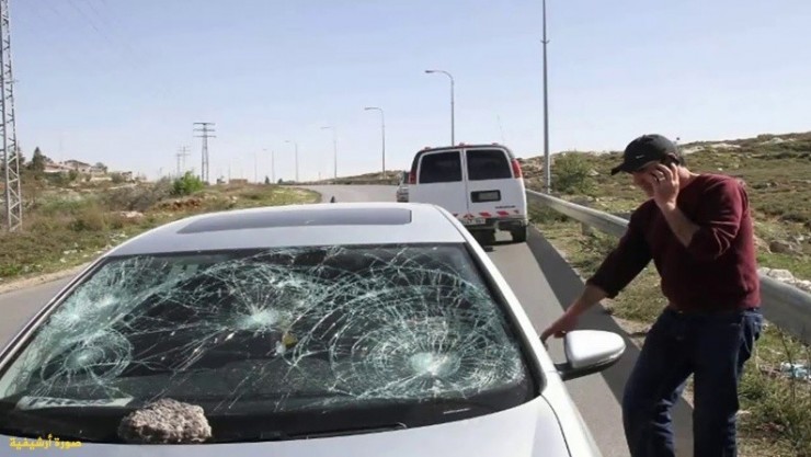 مستوطنون يهاجمون مركبات المواطنين في محافظة الخليل