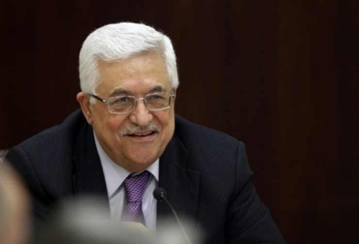 الرئيس عباس يقلد القنصل الفرنسي 