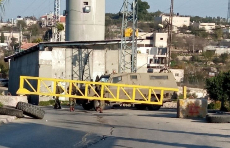 قوات الاحتلال تنصب بوابة حديدية عند مدخل الخليل الشمالي