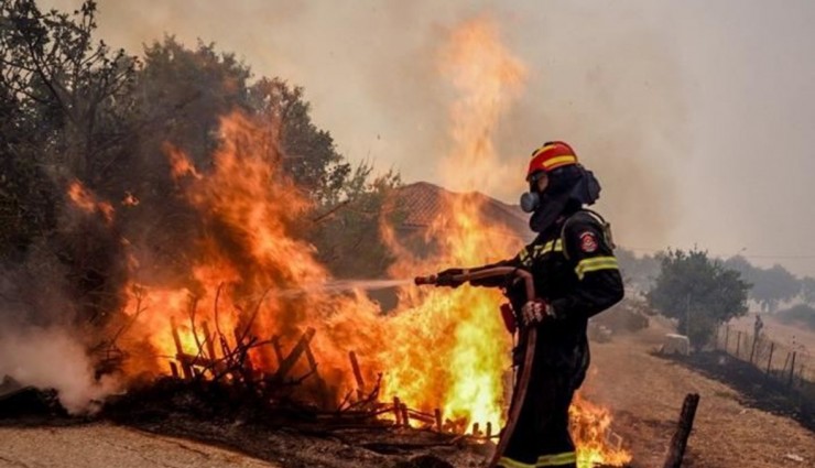 لليوم الخامس على التوالي يكافح عناصر الإطفاء في اليونان إخماد الحرائق