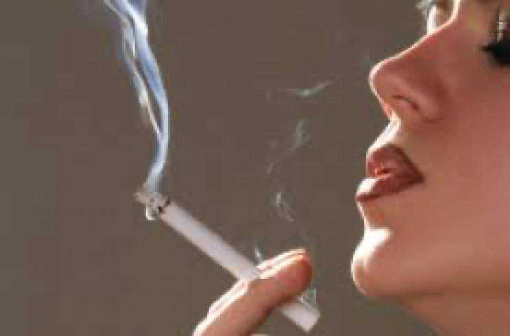 دراسة سويدية جديدة.. التدخين يجعل تصرفات النساء أكثر 