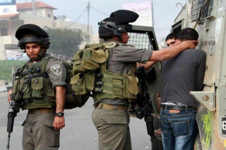 قوات الاحتلال تعتقل شابا عند حاجز قلنديا شمال القدس