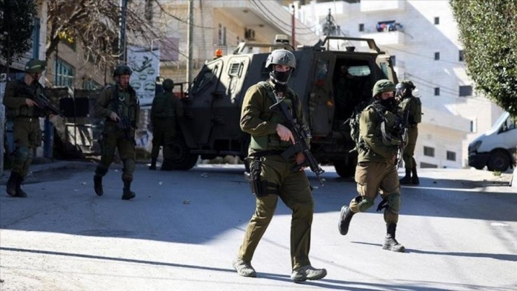 القدس: الاحتلال يقتحم بيت عزاء الشهيد الطفل خالد الزعانين ويعتقل شابا