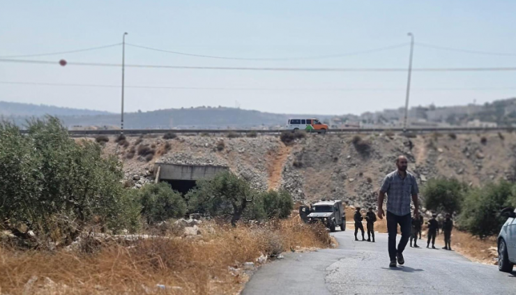 الاحتلال يواصل إغلاق المدخل الرئيس لقرية برقة شرق رام الله لليوم الثاني