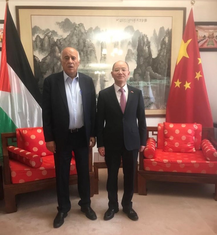 الرجوب يلتقي السفير الصيني ويبحثان تعزيز التعاون المشترك 
