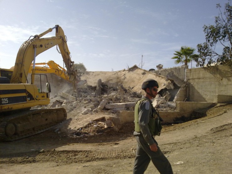 قوات الاحتلال تخطر بهدم منزل في جبل الرحمة بالخليل