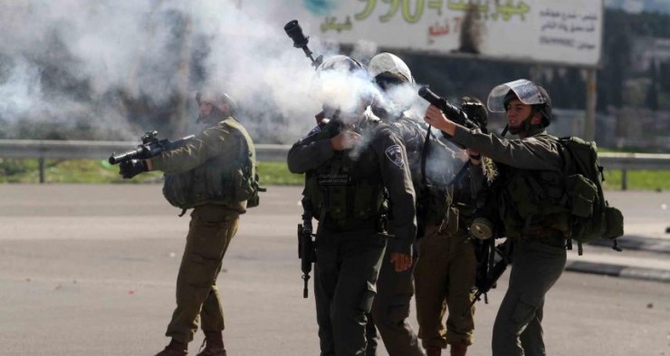 الخليل: إصابة عشرات الطالبات إثر مهاجمة الاحتلال لمدرسة في بيت أمر
