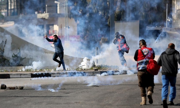 إصابات خلال مسيرة احتجاجاً على إجبار الاحتلال مواطنات على خلع ملابسهن لتفتيشهن