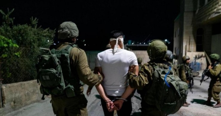 الاحتلال يعتقل شابا خلال اقتحام منزله في بلدة بيت ريما