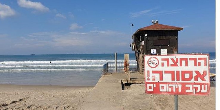 السلطات الإسرائيلية تمنع الاستحمام على شاطئ زيكيم القريب من غزة