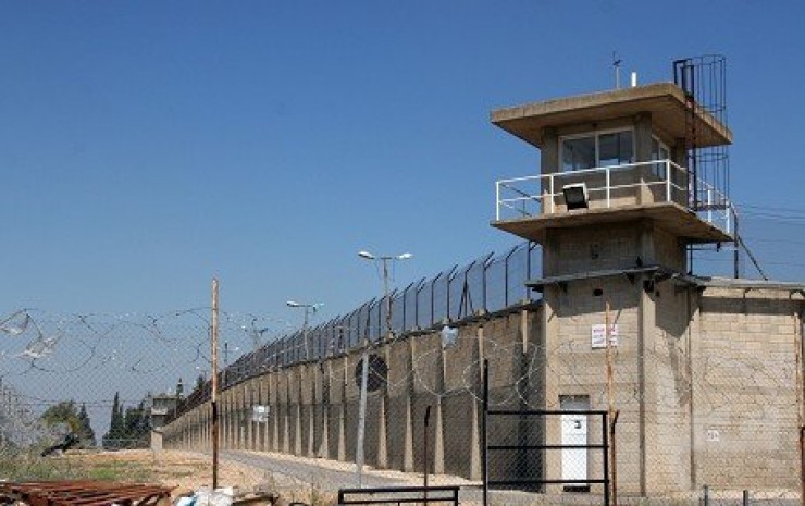 نادي الأسير: ثلاثة معتقلين يواصلون الإضراب عن الطعام في سجون الاحتلال
