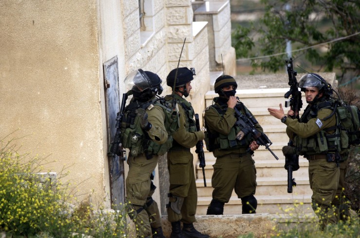قوات الاحتلال تعتقل مواطنا ونجليه شرق القدس