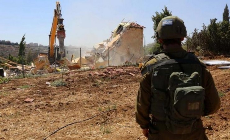 قوات الاحتلال تخطر منزل بوقف البناء وتستولي على مضخة وخلاط للباطون
