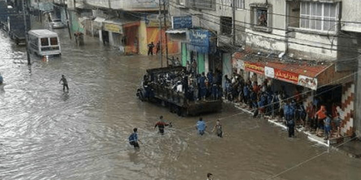 غزة: غرق عشرات المنازل وإغلاق طرق جراء الأمطار الغزيرة