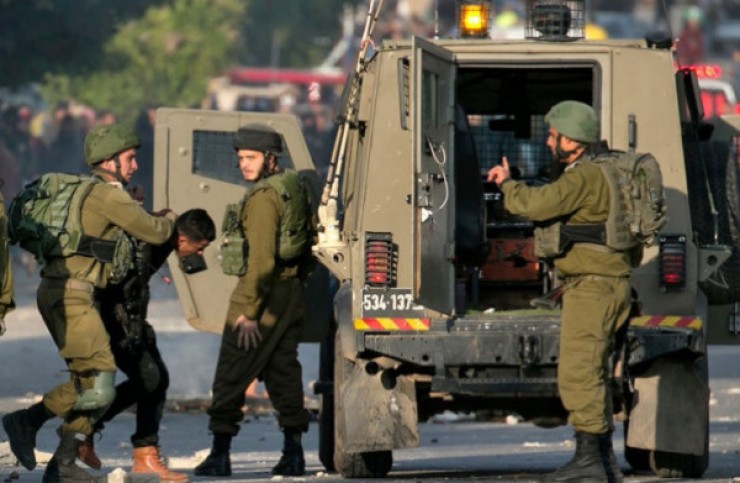 القدس: قوات الاحتلال تعتقل طالبا جامعيا على حاجز الجيب العسكري 