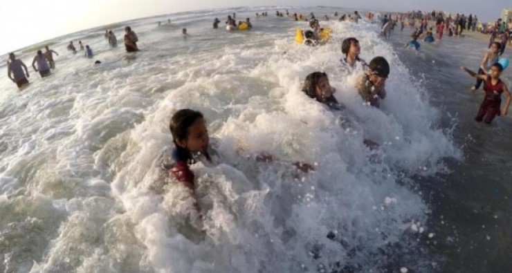  بلدية غزة تعلن المواعيد المخصصة للسباحة في البحر وفق دوام المنقذين