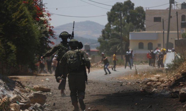 قوات الاحتلال تقتحم عرابة وتحتجز ثلاثة شبان