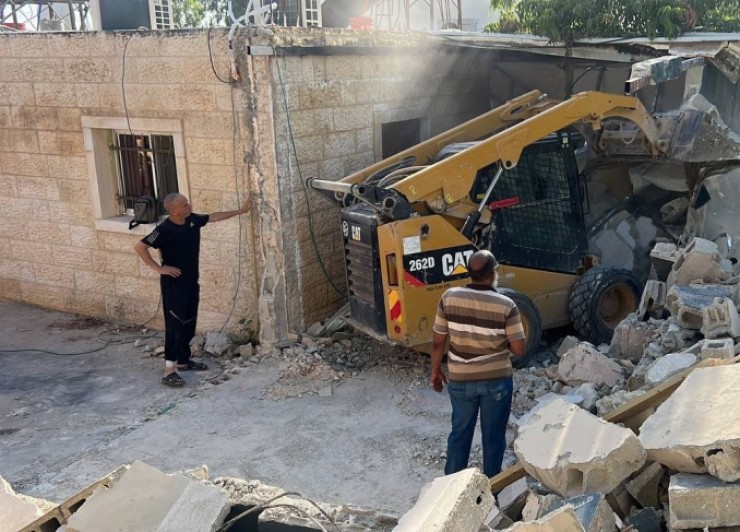 قوات الاحتلال تهدم منزلين شرق نابلس 