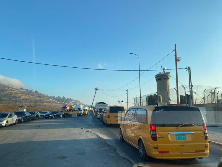 سلطات الاحتلال تغلق الحواجز العسكرية في محيط نابلس وتشدد إجراءاتها