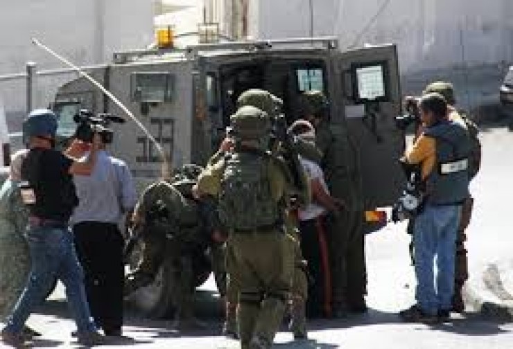 الاحتلال يعتقل أربعة مواطنين من مخيم العروب