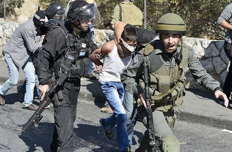 قوات الاحتلال تعتقل طفلا شرق رام الله 