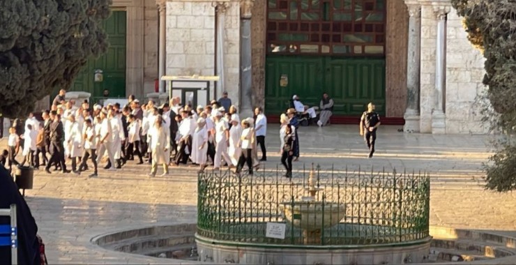 مجموعات من المستوطنين يقتحمون المسجد الأقصى 