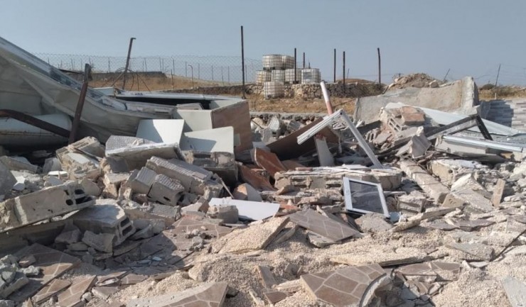 أريحا: قوات الاحتلال تهدم منزلا وبركسا في قرية النويعمة