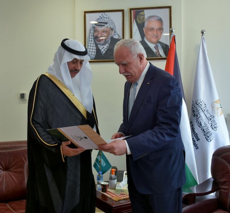 وزير الخارجية يتسلم نسخة من أوراق اعتماد السفير السعودي نايف السديري