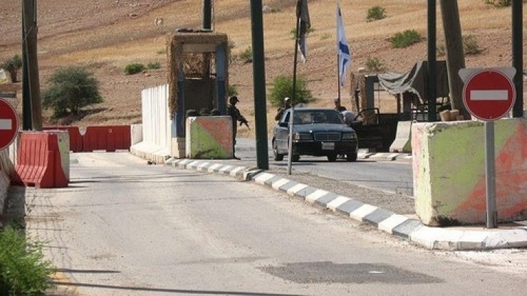 قوات الاحتلال تغلق حاجز شوفة العسكري جنوب شرق طولكرم 